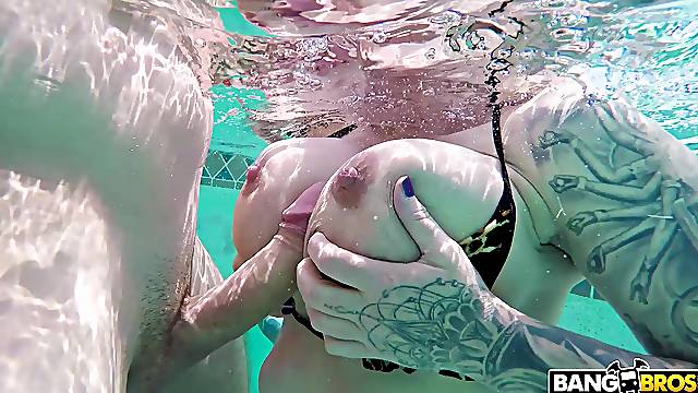 Curvy woman fucked in the pool and made to swallow