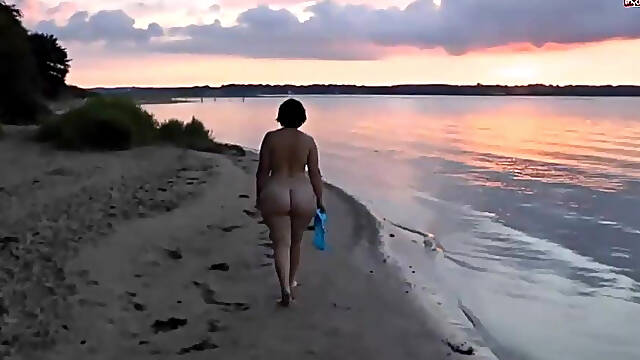 Carlota German Mature big butt wife on the beach