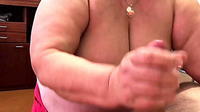Ma belle mere obese me suce mieux que ma copine !