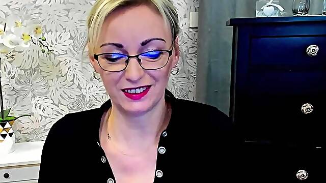 Blonde German amateur MILF LUXvanessa flashing cleavage