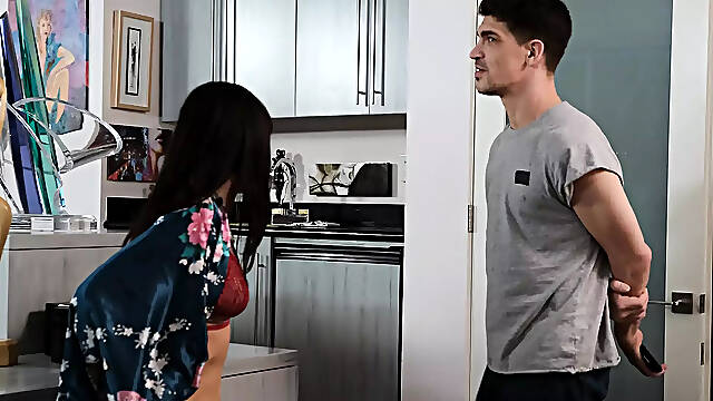 Alana Cruise Handles a Thundercock the Proper Way