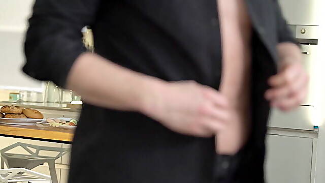 MAMA prefers a snappy anal bang before job