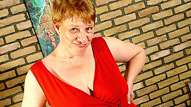 This Mature Slut Loves To Masturbate And Suck Cock - MatureNL