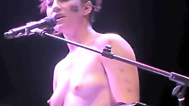 Cantante Porno, Esibizione Dal Vivo, Nuda Sotto