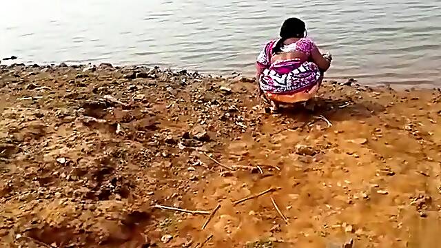 Donna Che Piscia, Dal Lago, Sporcizia, Cavalo Con Donna