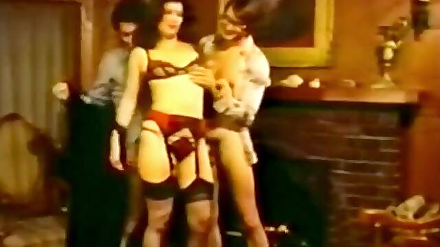 Goddess Leslie Bovee jizzed on by three cocks