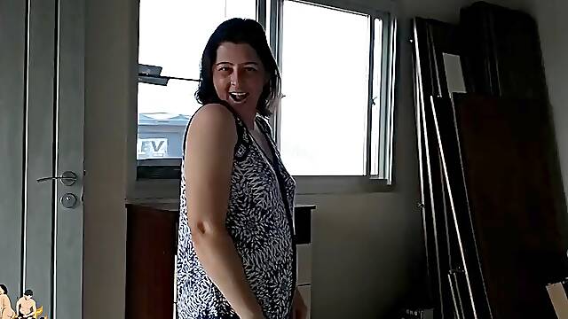 Woman meets delivery man without pants