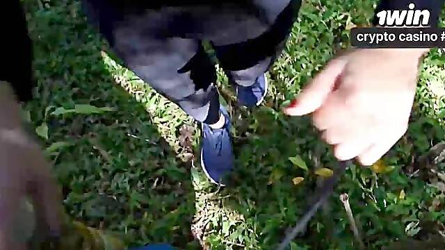 Uma trilha na floresta termina com uma gozada no rosto em um vídeo hardcore.