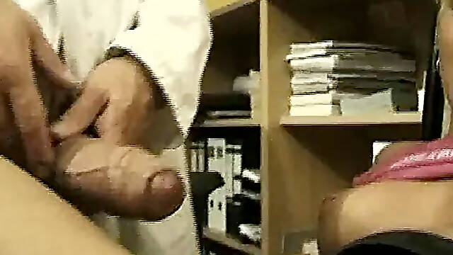 Gynecologist's office turns into a XXX clinic for mature MILF