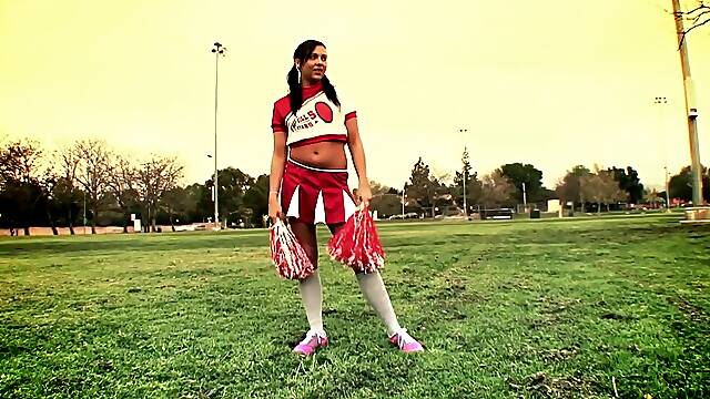 Green Eyed In Hot Cheerleaders - Super Sexy Cheerleader Me