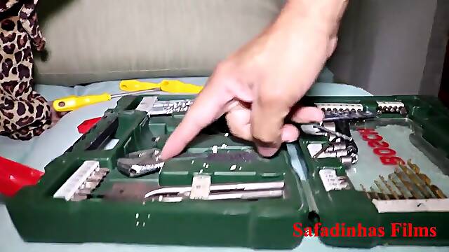 Mai A And Alessandra Maia In Chama O Chaveiro Para Lubrificar A S