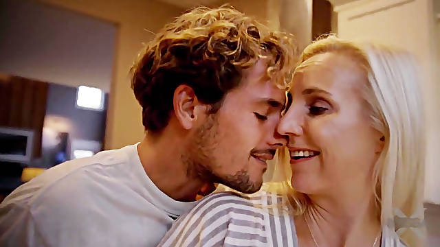 Arousing Blondie Mature Takes It Deep In Slit - housewife