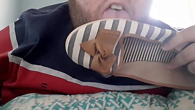 Licking shoe