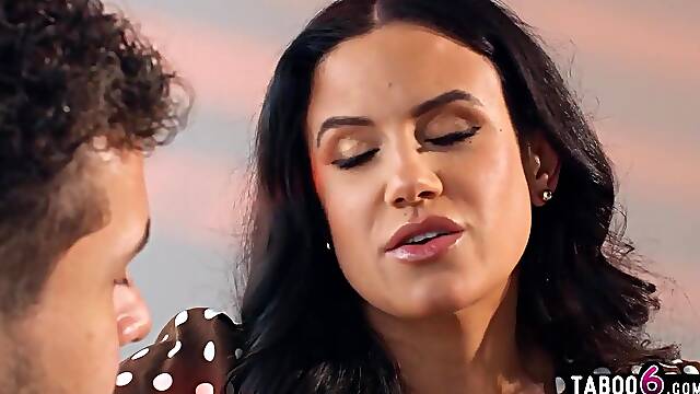 Sexy older mother Id like to fuck Penny Barber texts the paperboy to come over