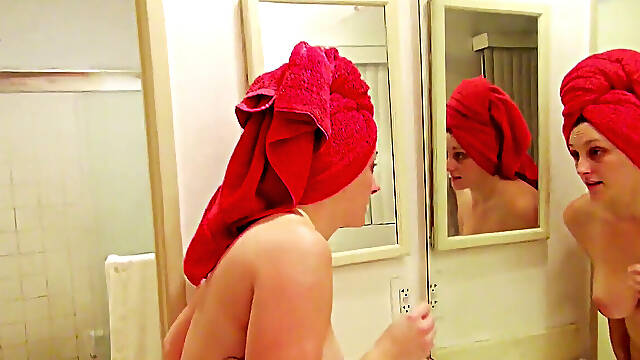 Stroke-n-grind - Behind The scene With cougar Melanie Hicks Showering