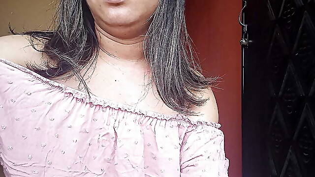 NEIGHBOR!! SHE PEEKS OUTSIDE THE HOUSE SO THAT THE NEIGHBORS CAN SEE HER JUICY PUSSY VERY HOT SHE MASTURBATES