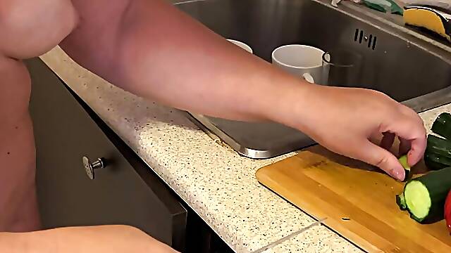 Pelosa Dal Culo, Bikini Cucina