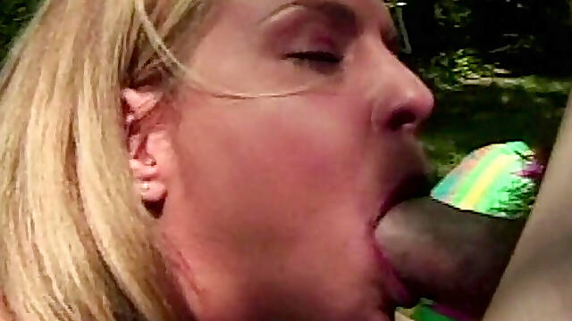 White Panty Chronicles 18: Hei&szlig;er Outdoor-Sex im Garten