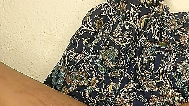 Arabian mom trying to squirt in her bedroom