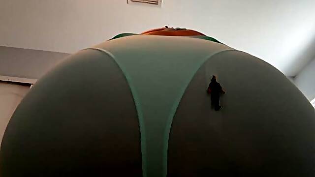 Clinging To My Curves - Unaware Giantess Glute Workout