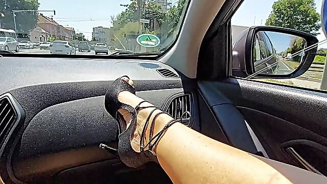 I Caught a Sexy MILF in the Park for a Sex Party