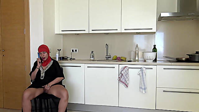 A Lebanese Slut Talks on the Phone and Masturbates